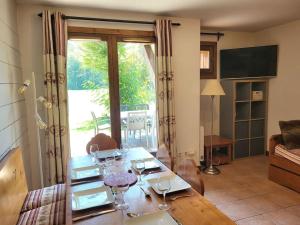 Gallery image of Cascades, 3 bedroom chalet with shared pool. in Samoëns