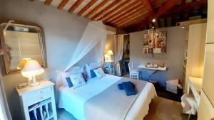1 dormitorio con cama blanca y espejo en Massacan-Vue Mer, en Le Lavandou