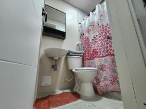 ein Bad mit einem WC und einem Duschvorhang in der Unterkunft ALOJAMIENTO El Lago in San Andrés