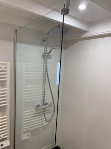een douche in een badkamer met een glazen deur bij Maison Noirmoutrine agréable de 3 chambres avec grand jardin in Le Grand Vieil