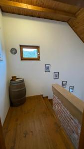 um quarto com um barril e uma janela na parede em Guest House Alpha Ski Camp em Jahorina