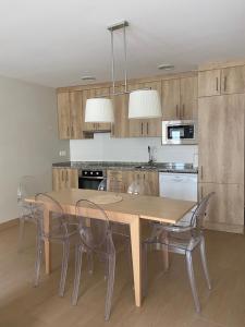 cocina con mesa de madera y sillas en Apartamento Casa Francho, en Panticosa