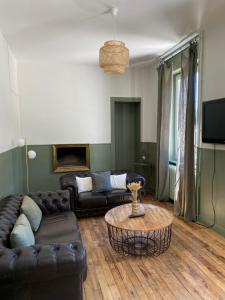 ein Wohnzimmer mit einem Sofa und einem Couchtisch in der Unterkunft Maison chaleureuse avec piscine 