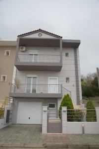 een huis met een balkon en een garage bij ΜΕΖΟΝΕΤΑ 120 τ.μ. in Kalabaka