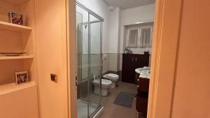 A bathroom at FG St Peter's Suites Még 3 kép