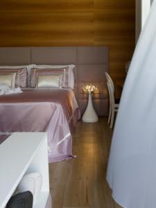 - une chambre avec un lit et une table avec une lampe dans l'établissement La Frescura del Principe Dimora di Charme, à Agropoli