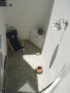 Camera piccola con tavolo e sedia di Bivani sul porto vecchio a Lampedusa