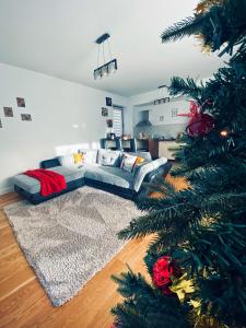 un soggiorno con un albero di Natale e un divano di 8ight a Braşov