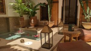 um quarto com uma piscina de água com plantas em Riad Dar Eternity em Marraquexe