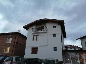 un edificio bianco con balcone sopra di Snow House a Bansko