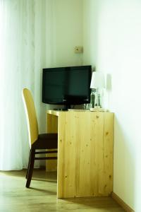 En tv och/eller ett underhållningssystem på Hotel Vinothek Schwarzer Adler