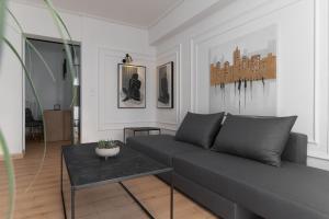 salon z kanapą i stołem w obiekcie Athenian Postmodern Gem w Atenach