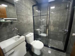 Koupelna v ubytování Grand Oral Hotel + 37 fotografií