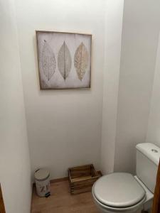 uma casa de banho com WC e uma fotografia na parede em Superbe Appartement Paris 16 em Paris