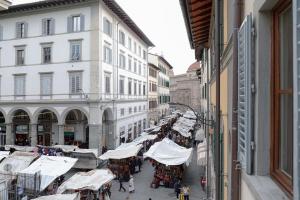 a street with stalls in a city with buildings at Ariento 9 in Florence