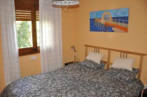 a bedroom with a bed and a window at Apartamento Familiar en Tamariu in Tamariu