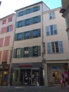 un edificio blanco alto con un contador en una calle en Studio tout équipé plein centre-ville de Limoges en Limoges