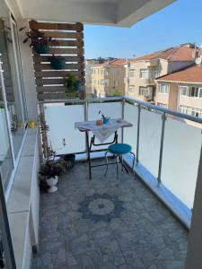 a balcony with a table and chair on a balcony at Etilerde metroya yakın sakin sessiz ve ferah daire in Istanbul