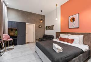 ベエルシェバにあるOld City Boutique - By La Finca Hotelsのベッドルーム1室(オレンジ色の壁のベッド1台付)