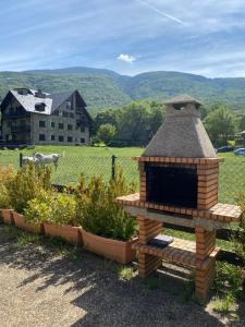 un camino in mattoni in un giardino con vista su un campo di CHECK-IN CASAS Cumbre de Benasque a Eriste