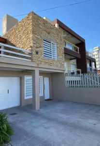 Una gran casa de ladrillo con un balcón en la parte superior. en ROMA apartamento frente al mar en Mar del Plata