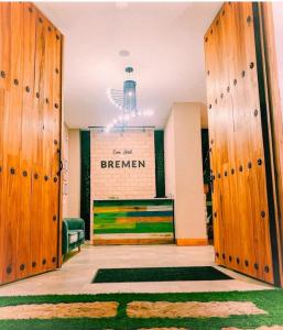 un pasillo con puertas de madera y un cartel en la pared en Casa Hotel Bremen en Circasia