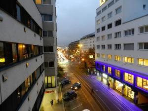 Blick auf eine Stadtstraße in der Nacht mit Gebäuden in der Unterkunft Ferienwohnung DANUBIA in Linz
