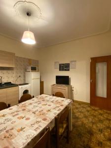 a room with a table and a kitchen with a table and chairs at Casa Andrea in Ghedi