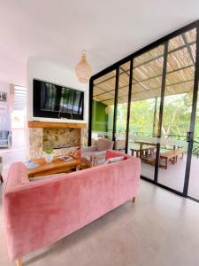 a living room with a pink couch and a table at Casa Hotel Bremen in Circasia