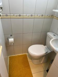 een badkamer met een toilet en een wastafel bij Sandra City Center Apartment in Belgrado