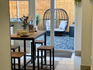 une salle à manger avec une table et des chaises sur une terrasse couverte dans l'établissement Urban 3 Bedroom Home in Kings Heath-Great Location, à Birmingham