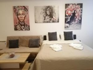 Giường trong phòng chung tại HUSKY Milmari +57 ảnh