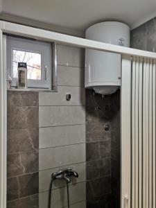 ein Badezimmer mit Waschbecken und Fenster in der Unterkunft Extra Fruske in Vrdnik