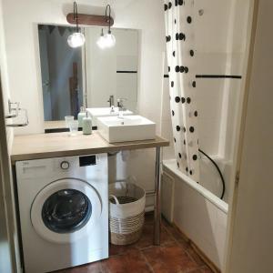 y baño con lavadora y lavamanos. en Charmant appartement centre ville de Font-Romeu, vue montagne en Font Romeu Odeillo Via