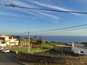 uma vista para o oceano a partir de uma rua em Casa da Guida em Angra do Heroísmo