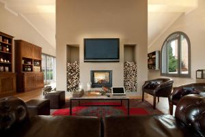 a living room with a couch and a fireplace at Poste del Chiugi in Petrignano sul Lago