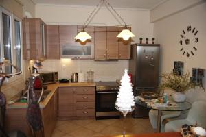 een keuken met een tafel met een kerstboom erin bij ΜΕΖΟΝΕΤΑ 120 τ.μ. in Kalabaka