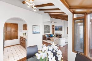 Ein Sitzbereich in der Unterkunft Premium Ocean Corner Unit, Fireplace, Golf Cart, 21 Steps from Top