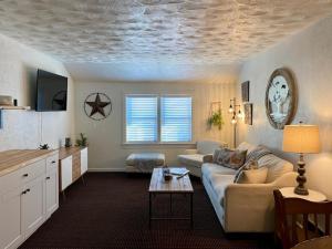 een woonkamer met een bank en een tafel bij Moose Creek Lodge & Suites in Cody