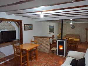 sala de estar con sofá y chimenea en Cortijo Ramon Petra en Nerpio