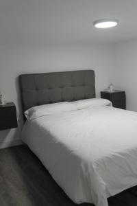 Posteľ alebo postele v izbe v ubytovaní Apartamentos los Nidillos
