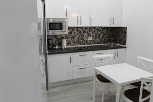 Kuchyňa alebo kuchynka v ubytovaní Apartamentos los Nidillos + 37 fotografií