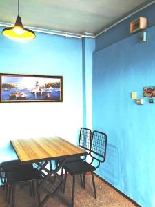 une table et des chaises dans une pièce dotée d'un mur bleu dans l'établissement Bosphorus view in the heart of Besiktas, à Istanbul