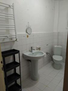 La salle de bains est pourvue d'un lavabo et de toilettes. dans l'établissement Bosphorus view in the heart of Besiktas, à Istanbul