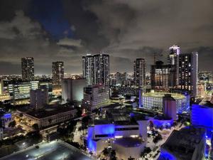widok na miasto w nocy z budynkami w obiekcie Amazing Condo in Downtown Miami/Brickell w/PARKING w Miami