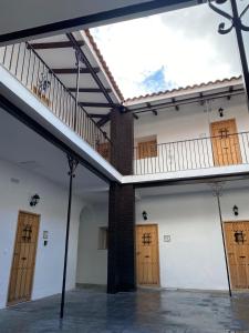 um quarto com portas e uma escada num edifício em Loft Xera - parking privado em Jerez de la Frontera