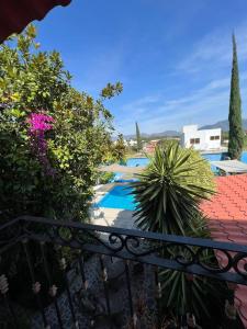 vista para um resort com piscina e plantas em Casa Lomas Grangelo em Atlixco