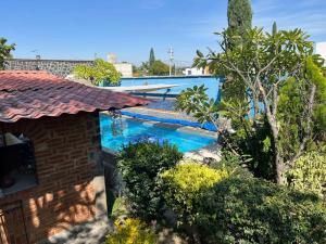 einen Blick über einen Pool neben einem Haus in der Unterkunft Casa Lomas Grangelo in Atlixco