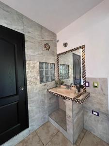 uma casa de banho com um lavatório e um espelho em Casa Lomas Grangelo em Atlixco