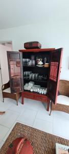 une armoire en bois avec des assiettes et de la vaisselle dans l'établissement Hermoso apartamento de lujo en Morros 3 , Piso 5 con vista al mar, à Carthagène des Indes
